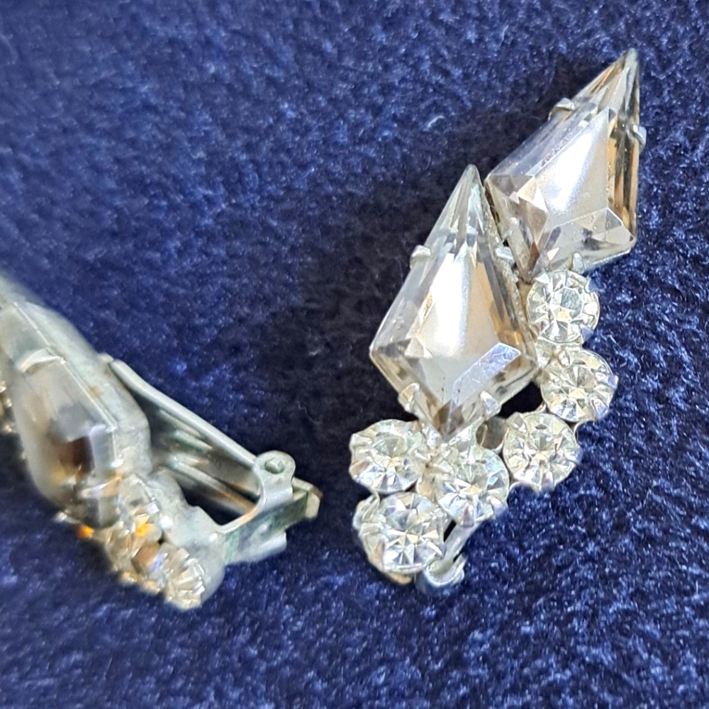 Vintage 1960s DeLizza and Elster Clip-on Earrings